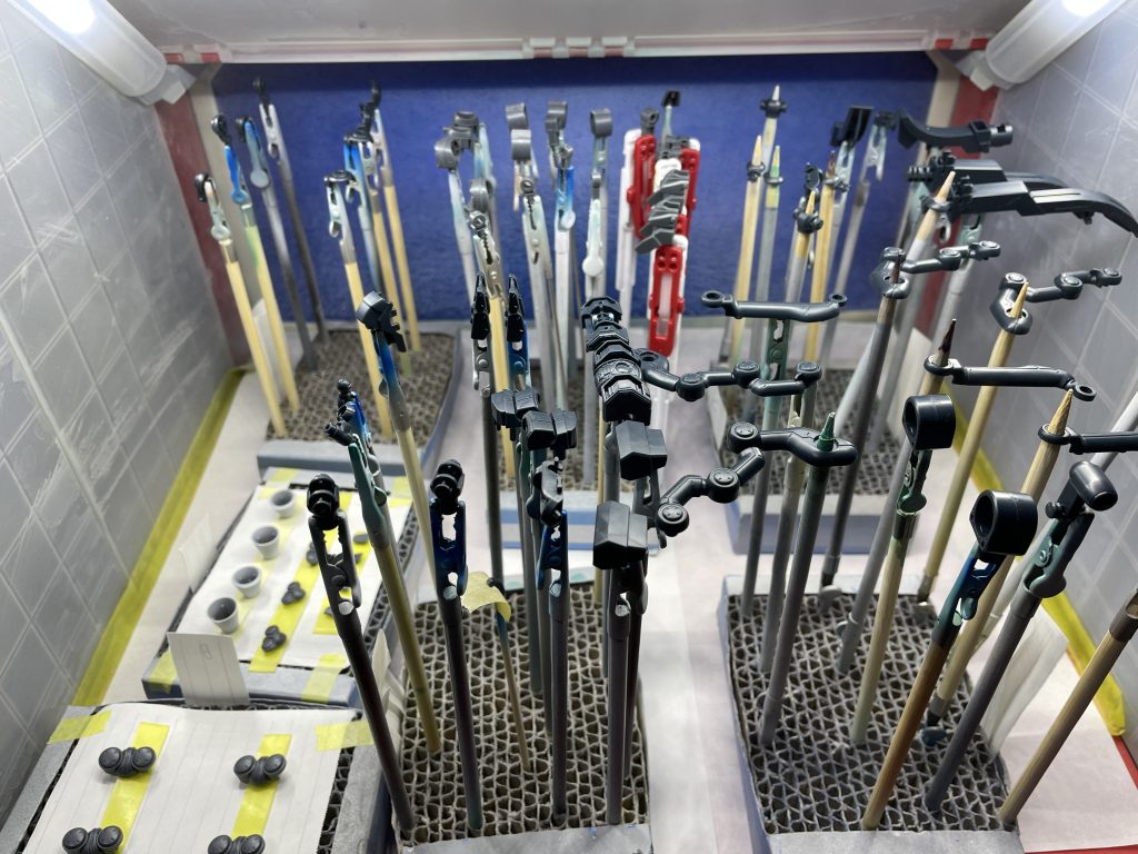 パーツは全部切り落としてから塗装しています。