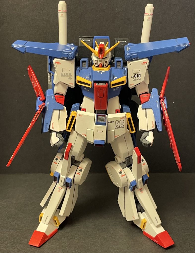 前。フロントアーマーや膝から下は大きくしました。頭部の横にあるインテークはスクラッチです。変形の為にRG νガンダムの拳を使用。胸部にはブレードアンテナも付けました。