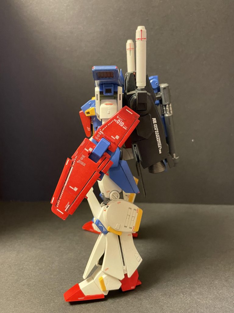 横。バックパックのアクセントにAEデカールを貼りました。