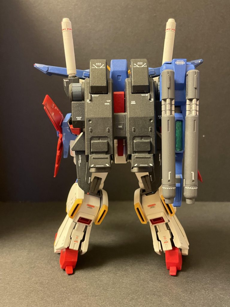 後ろ。ダブルビームライフルは、バックパックに懸架しました。踵はスクラッチです。脹ら脛はMG  Ver.Ka風にしました。