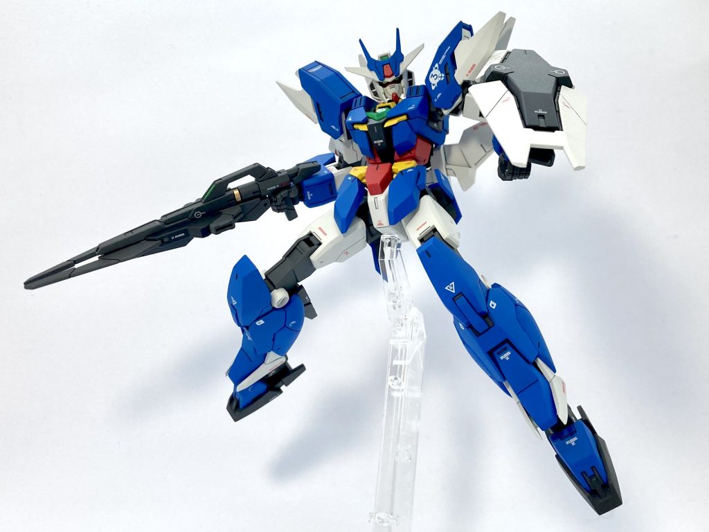 パッケージアートにもなっている、ドッキングゴー！した後の決めポーズ。全身のエッジやC面、尖らせたらカッコ良さそうな部分をシャープに処理しました。