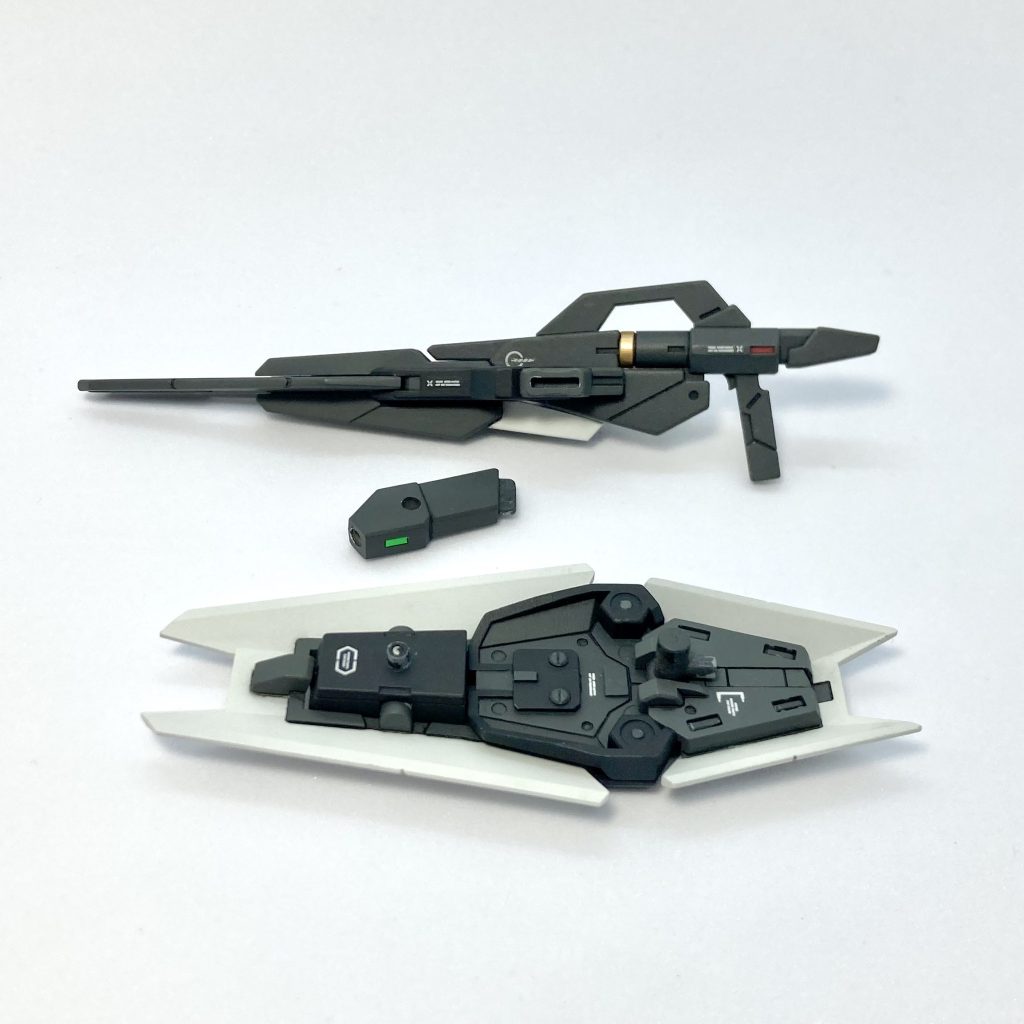 ビームライフル下部の出っ張った部分が、重そうに見えたので思い切って切り取っちゃいました。羽根状のディテールはプラ板で自作して再生しました。シールドとライフルを接続する時に使うジョイントは、不使用時は付け替えてたためるようにしました。