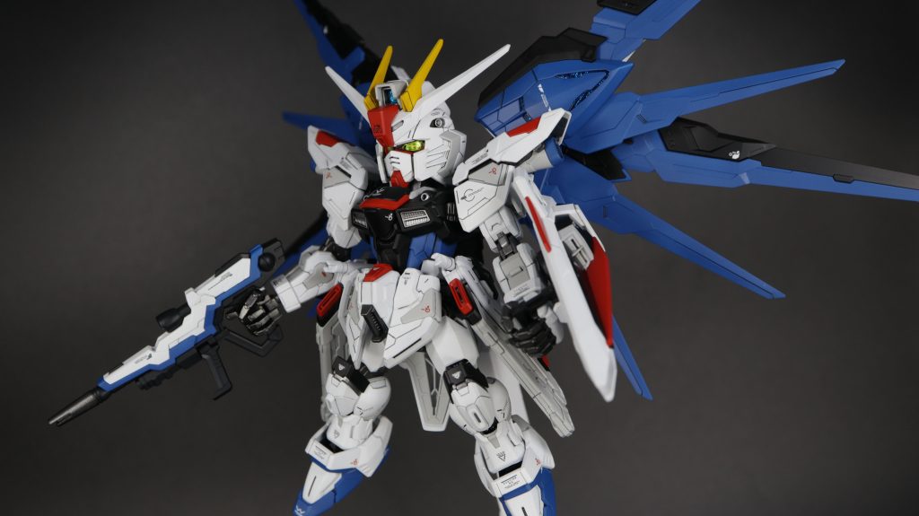 ツインアイにはガンダムマーカーEXのメッキシルバーを使っています。光の反射が強くなってとてもいい感じ！