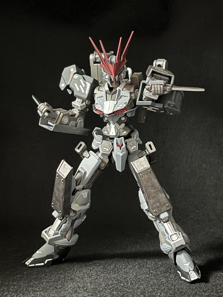 まずは原型から。腕と膝に無骨な装甲板が付いています。先のことを考えず接着したため、動きへの干渉は勿論、武装を増やそうにもデザイン面で困っていました。