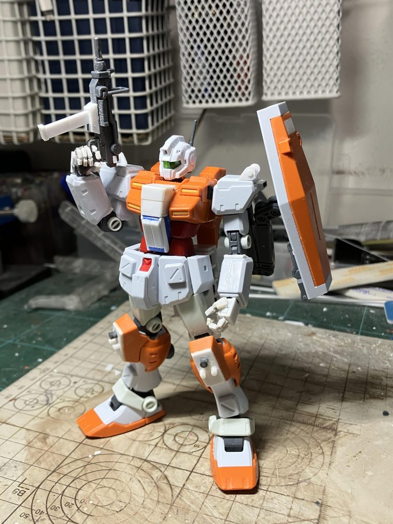 製作途中です。各関節と胴体下部はリバイブガンダムから移植。白い部分はプラ板です。