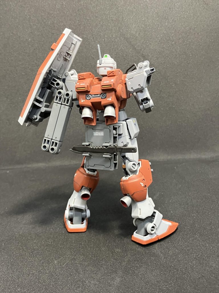 背面です。サブアームでシールドを固定しつつ、腰裏に武器類やナイフを固定するコンテナを設置しました。