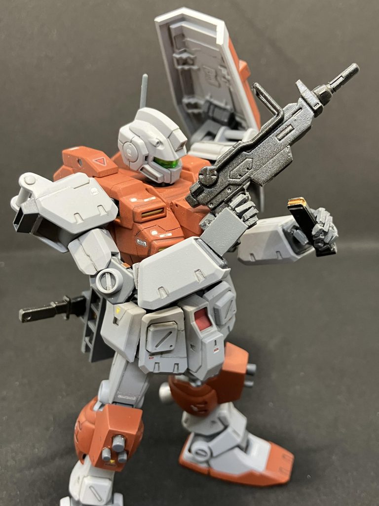 装備その1。既存武器を切り貼りしてマシンガンを作りました。マガジンは別途取り外しできるものを3本作りました。