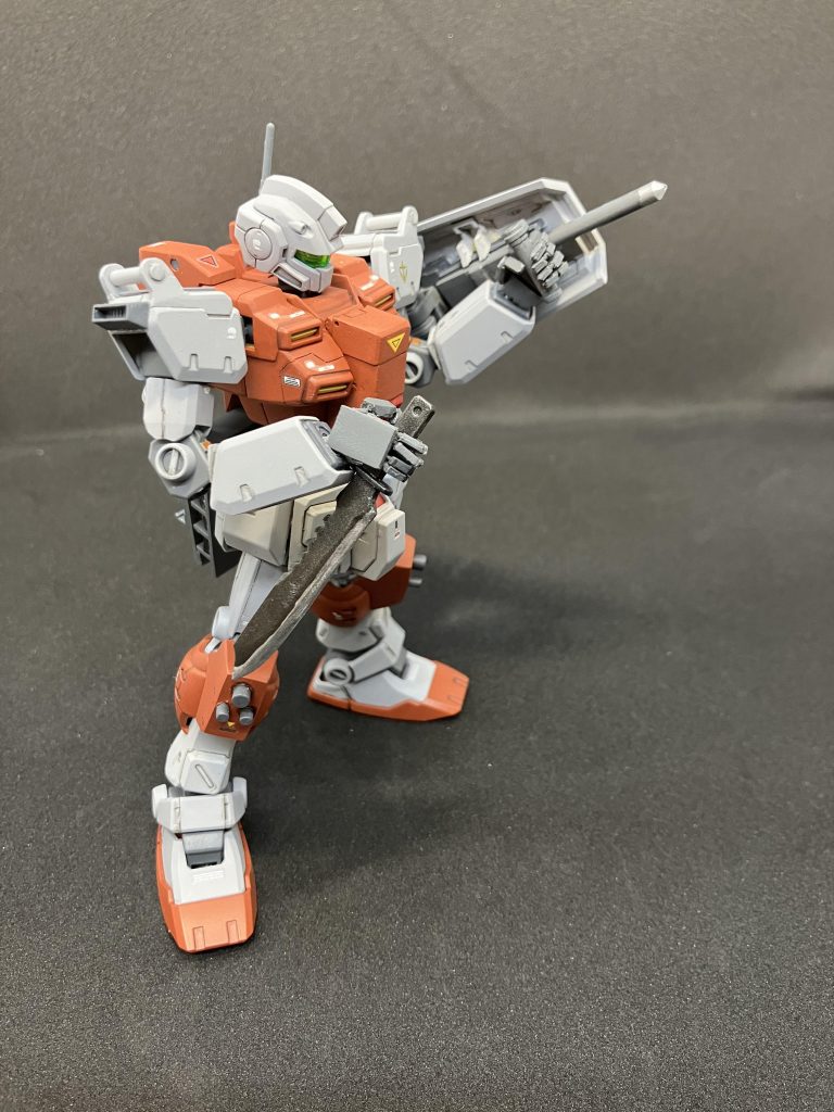 装備2&3。シールド裏にパイルバンカー。腰裏にナイフを装備させました。プラ板プラ棒のスクラッチになります。