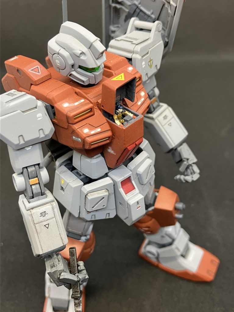 陸戦型風に作る時の個人的定番改造ですがコクピットを作りました。