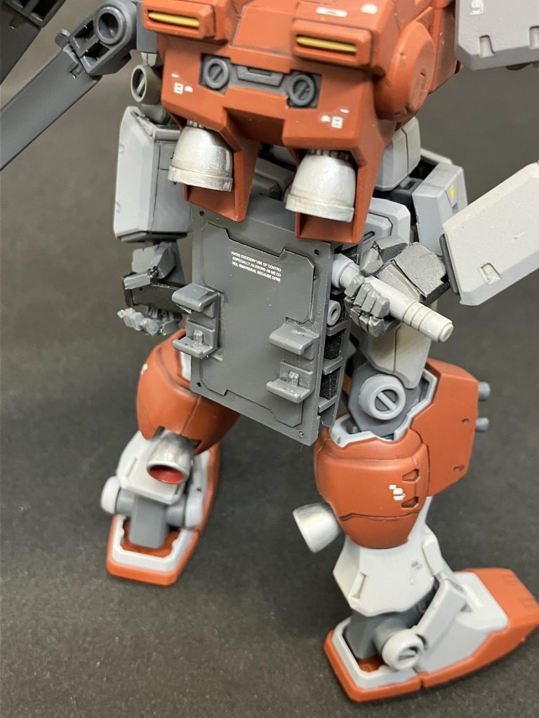 装備4。腰裏に予備マガジンとビームサーベルを2本ずつ格納しています。左右どちらにでも排出できるマルチラックのイメージです。