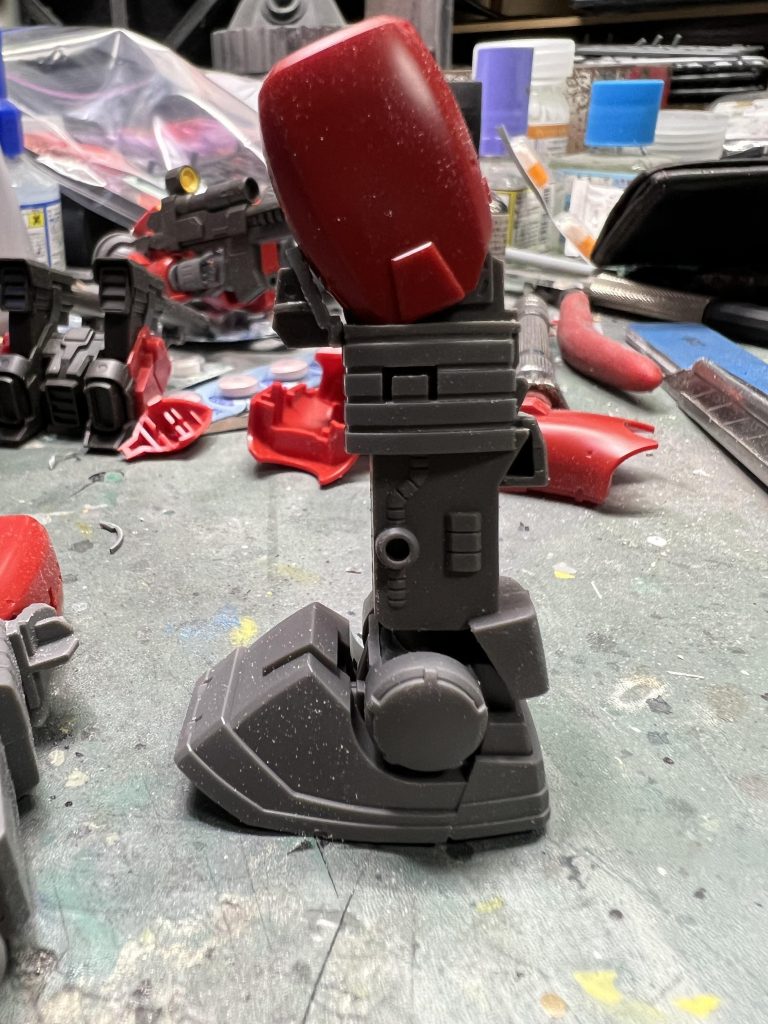 関節を蛇腹？1コマ分切断して太ももを前にたおしてあります