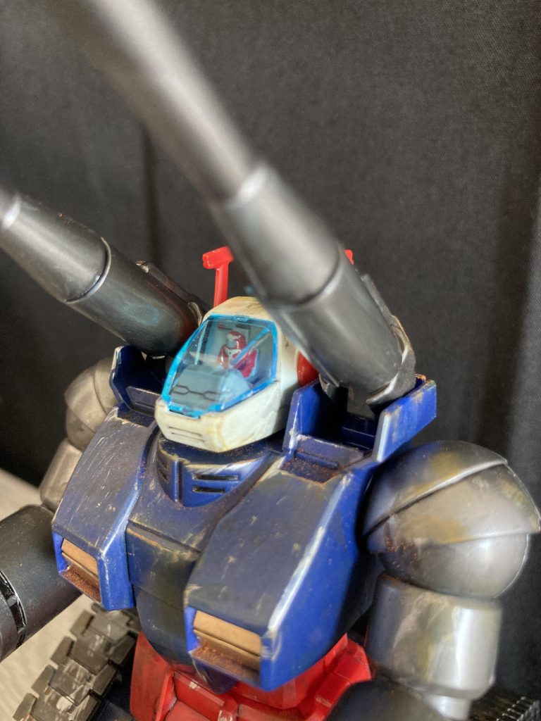 やられ役なのに中には連邦じゃなさそうな人が乗っている。3倍の能力を引き出すことは出来なさそう