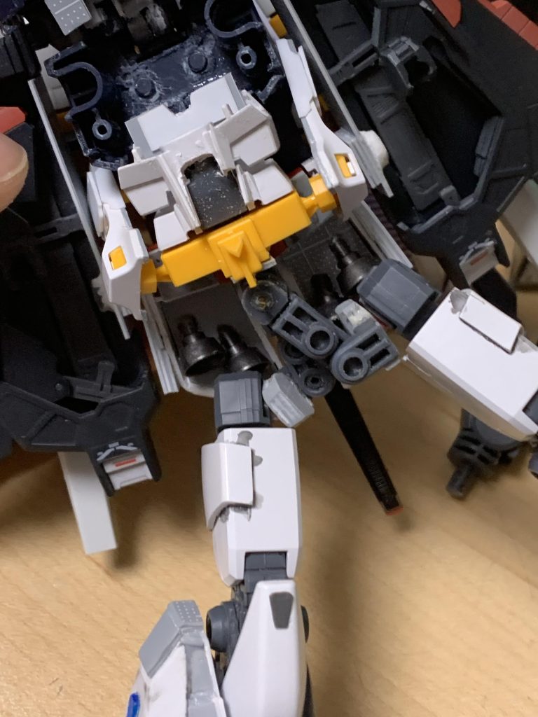 脚の開脚はジョイントパーツで何とかなるもんです。ストッパーをどう組み込むか悩んだくらい。