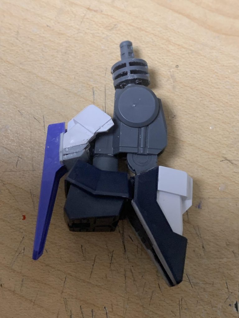 足は折りたためつつ自立できるように