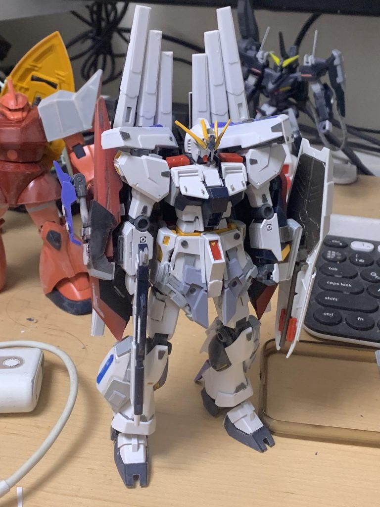 顔を胴体に格納するアイデアがどうしても出てこなかったー最初は顔だけ取って変形にしようとしたんだけど、納得いかなかったので隠す方向で