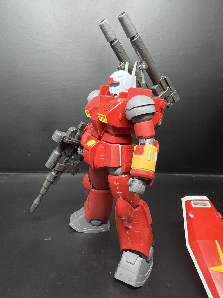 シールドのマウントパーツはあるけどはめ込むみぞがないので機動試験型から腕パーツを流用