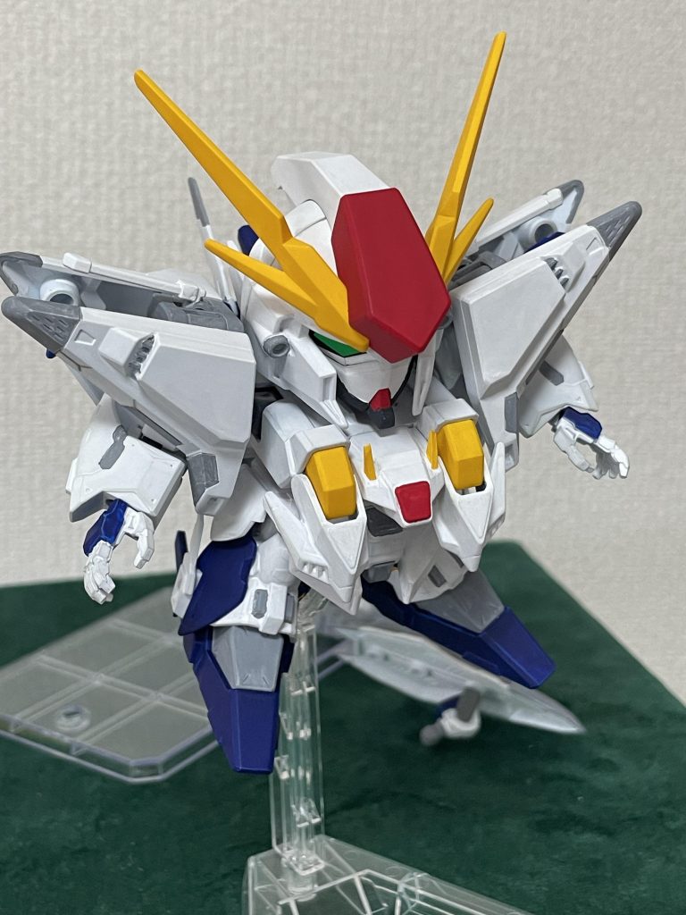 アクリルガッシュの絵具を使いましたが、隠蔽力は高めで、胸部の青が全然透けない。SDの場合、パーツの分割は絶望的で、マスキング地獄になるんですが、今回の筆塗りではマスキングなしで塗装しました。はみ出しとかは重ね塗りで結構消えました。筆ムラは今後の課題です。