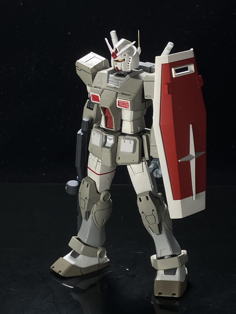 頭部は、耳の穴が開いているロールアウトカラーガンダムから、後頭部のアンテナを0.5mmの真ちゅう線に置き換え、バルカン砲も金属パーツに置き換えました