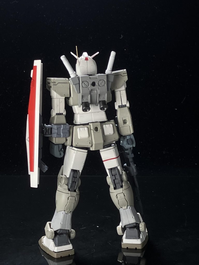 カラーは、本体のグレーは、カーキ色のパンツを目標に、カーキ色、モデルカステンのグリッドグレー、ダースアース、白を混ぜて調色しました