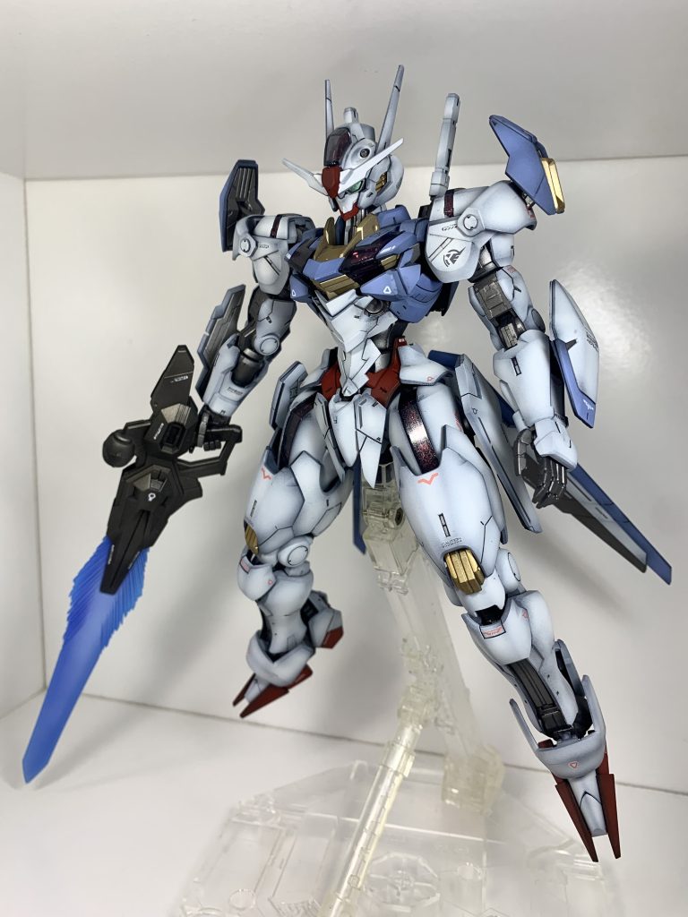 ビットオンフォームシェルユニット部のクリアパーツに、ガイアノーツのガラスパールを塗り、光沢クリアーを重ね、発光してる様な見え方にしてみました。ビームサーベルも初めて塗装しました、いつもは持たせてなかったので笑