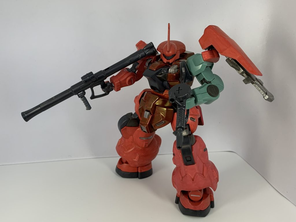 左手のみ塗装前のオリジナルカラーシャアザクのバズーカもマシンガンも、まだ未塗装
