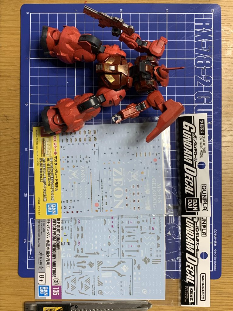 ホントはディランザ用を使おうと思ってたのですが、MG用のシャア専用のやつが出てきたので、こっちを使いました。