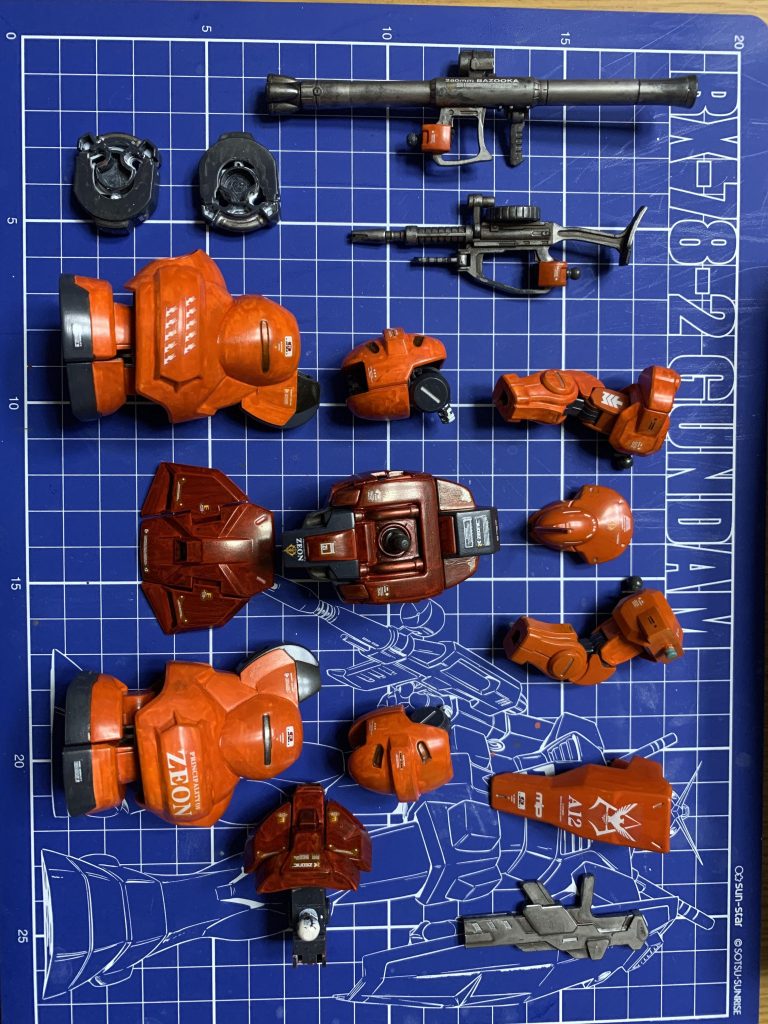 デカール貼りに夢中になって、ふくらはぎ部分のパーツが左右逆なのに気がついてません( ̄▽ ̄;)ここから水性カラーのトップコートを吹き付けるんですが、ガンダムマーカーがめちゃくちゃ変色(溶けた?)