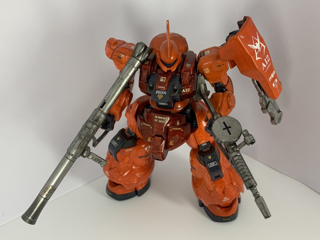 武装はシャア専用ザクのやつを拝借(笑)やっぱりバズーカを構えた方がシャア専用感が出る気がします👍