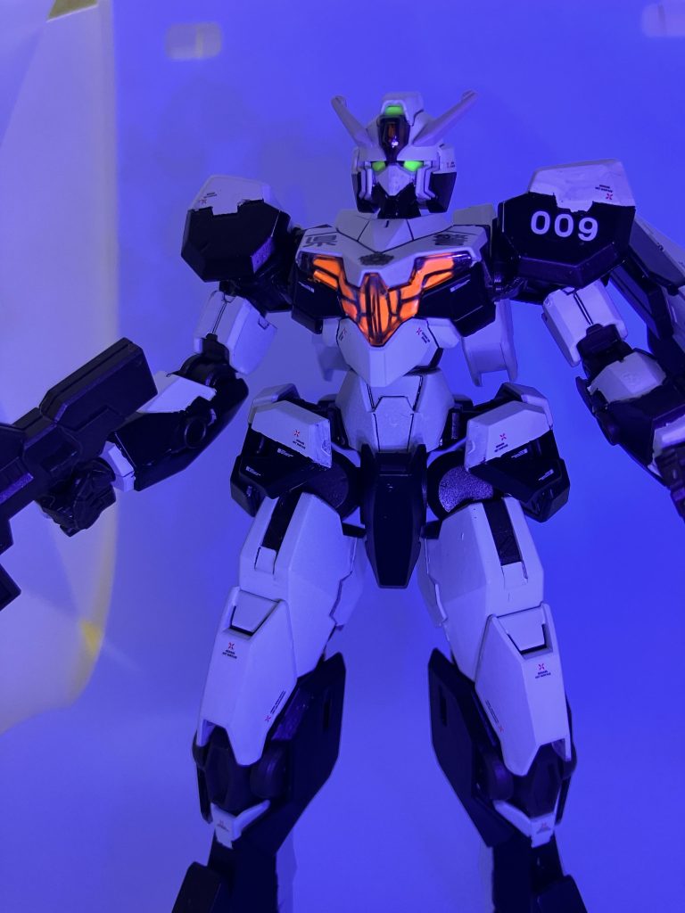 目とパーメットはUV反応仕様。特に胸の部分の塗り分けに苦労しました…