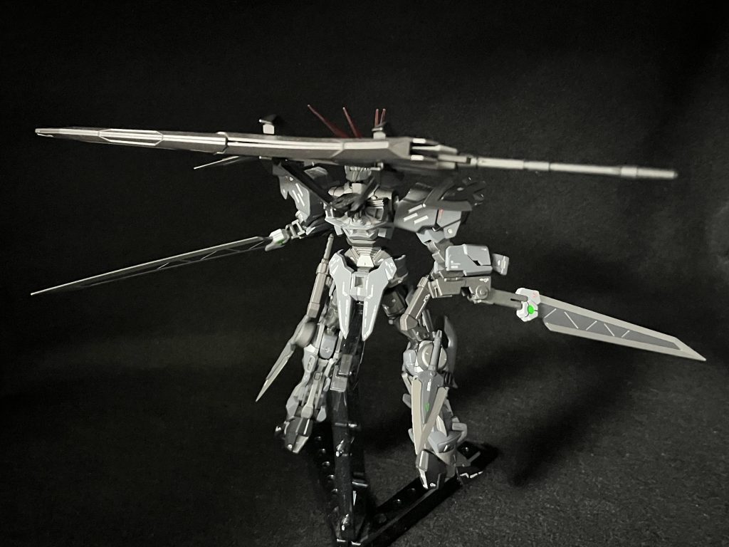 両腕に剣と背中にはΩ本来の武器である大剣、両肩・脚部に苦無型のブレードが4本、計7本装備させました。(アーマーシュナイダーは基本武装ということで)