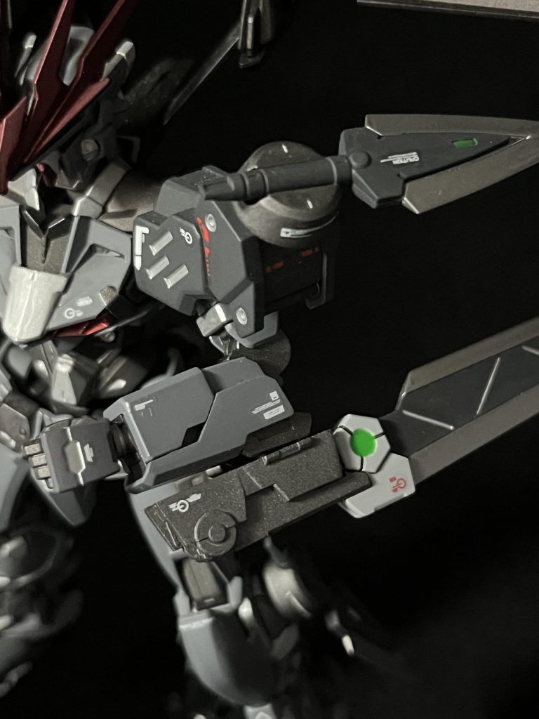 腕はHGCE ストライクから。平面デザインなものなので、オプションパーツと組み合わせるのに最適でした。