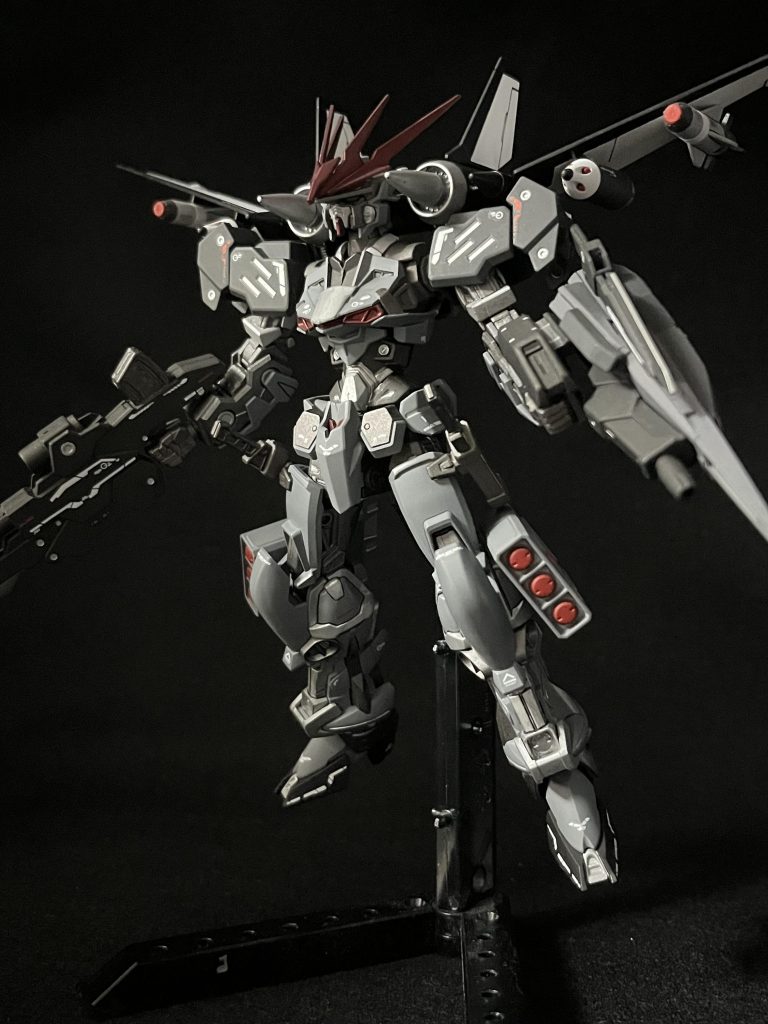 全体で見た時の密度感はすごく気に入っているんですが、エンジン部が頭の真横に来るというのは流石に作り直しかも…_:(´ཀ`」∠):_