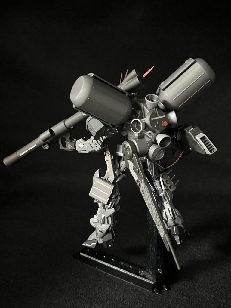 追加でバズーカと、今回は脚部に予備弾倉×2を。背部のゴテゴテ感も最高ですね。