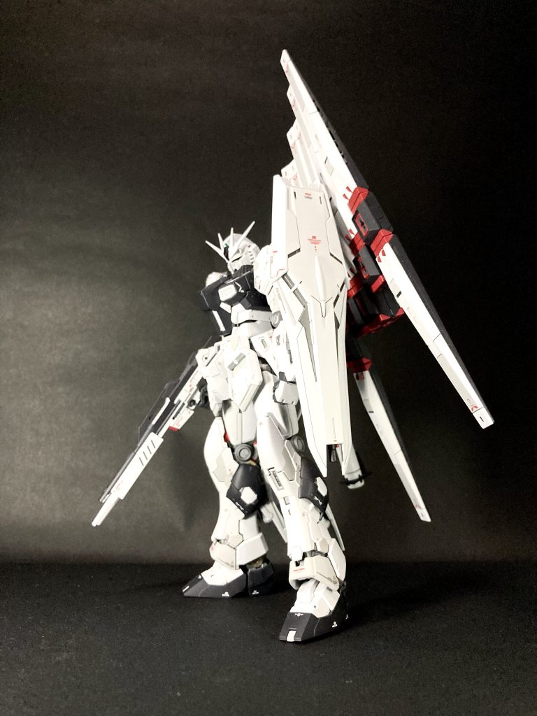 全体的に白を基調として、胸部などはサザビーで調色したブラックを使用。カラーではありますが、モノクロを意識した塗装にしています。差し色として、レッドを入れています。