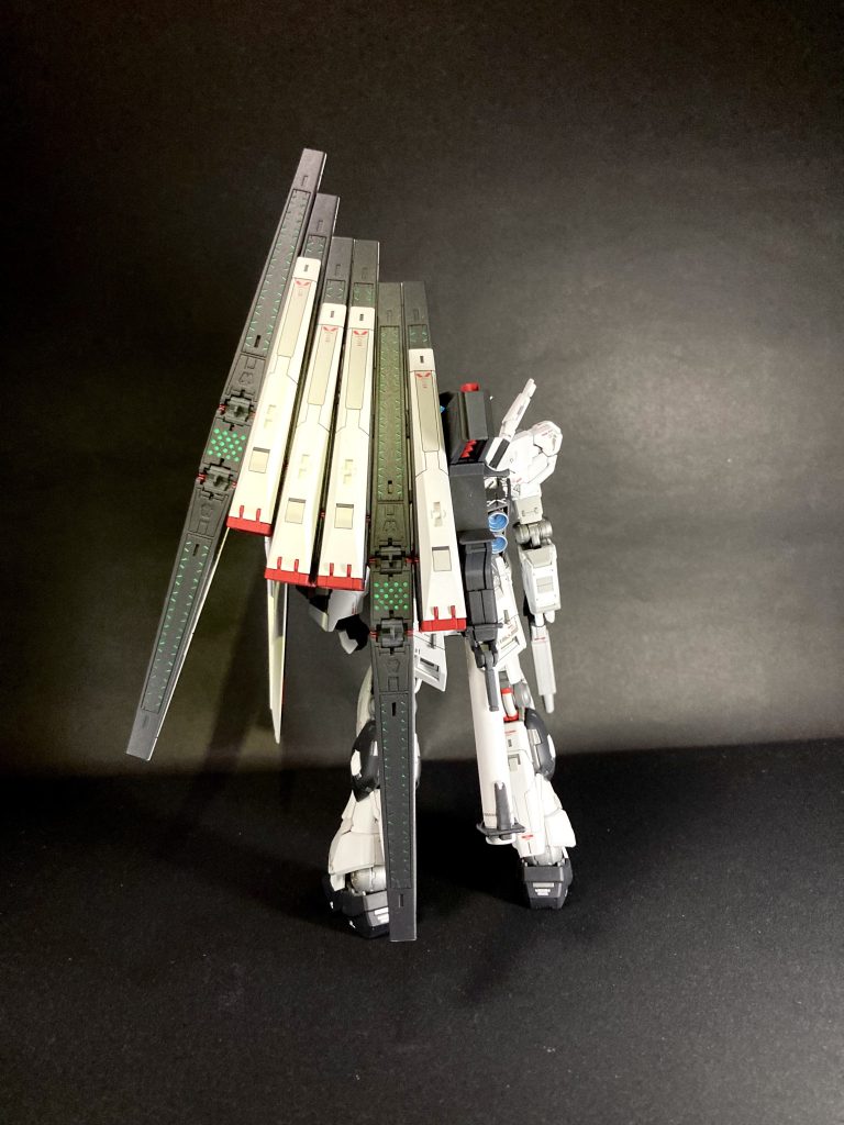 フィンファンネルにはエナメル塗料を使い、蛍光塗料を墨入れの要領で塗装。ムラになってしまったのが、残念ですが初めてにしては上手く入ってくれたと思います。