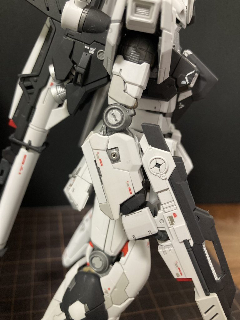 とても分かりにくいですが、アポジモーター・バルカンの砲身にはメタルパーツを使用しています。