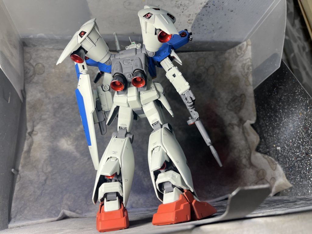 スラスター内側は全部メタルレッドにクリアルージュでキャンディっぽい赤にしてます。スラスターの塗り分けはコツさえわかれば全部エアブラシでいけるので、マスキングの手間さえ惜しまなければ意外と楽勝です。特に肩とコアファイターのサブスラスター。