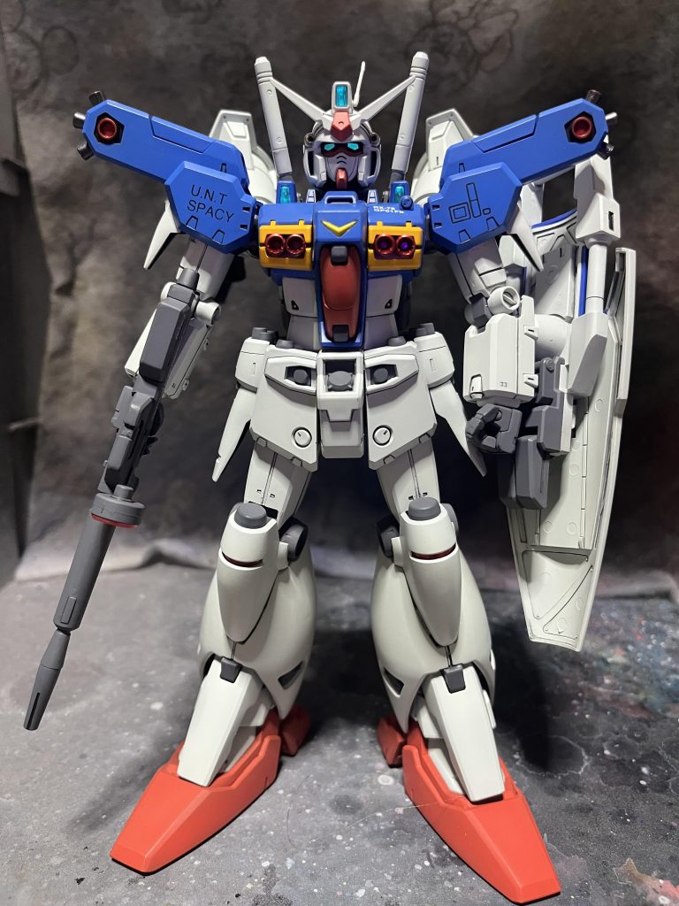 メインカメラとサブセンサーのクリアパーツは裏側から蛍光ブルーグリーンとメタルグリーンを塗ってあります。ブラックライトを当てたとき、表から塗るよりも立体感のある光り方をするのでオススメです！膝のディテールが気に入らなかったので切り飛ばしたり、プラ板で埋めてみたりで地味に大変でした。