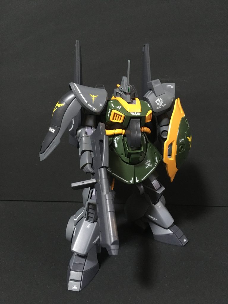 左肩はガルバルディーに変更しつつ、胴体部にマラサイの動力パイプを追加しています。武装はギラドーガ用のビームマシンガンを、盾はヤクトドーガ用を使用しています。