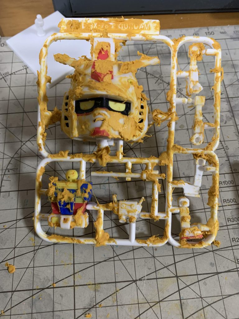 樹脂粘土での天ぷらの作り方はネットで調べました。絵の具で色付けした樹脂粘土に水を含ませ、ネッッッッチョネチョなった粘土をなすりつけるように付ければ天ぷら衣のようになります。これは絵の具の配分を誤ってフライになってしまったガンフライくん🍟