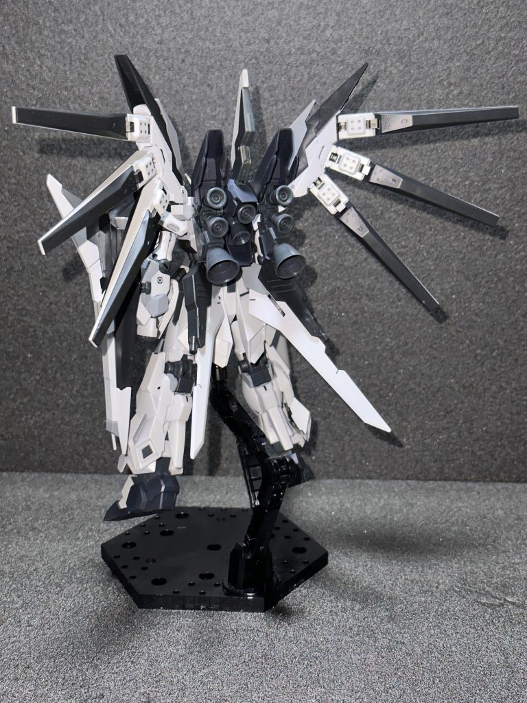 シナンジュ・スタインのプロペラントタンク接続部にはジェガンから取ってきた大型のバーニアスラスターを設け、機動性を高めました。