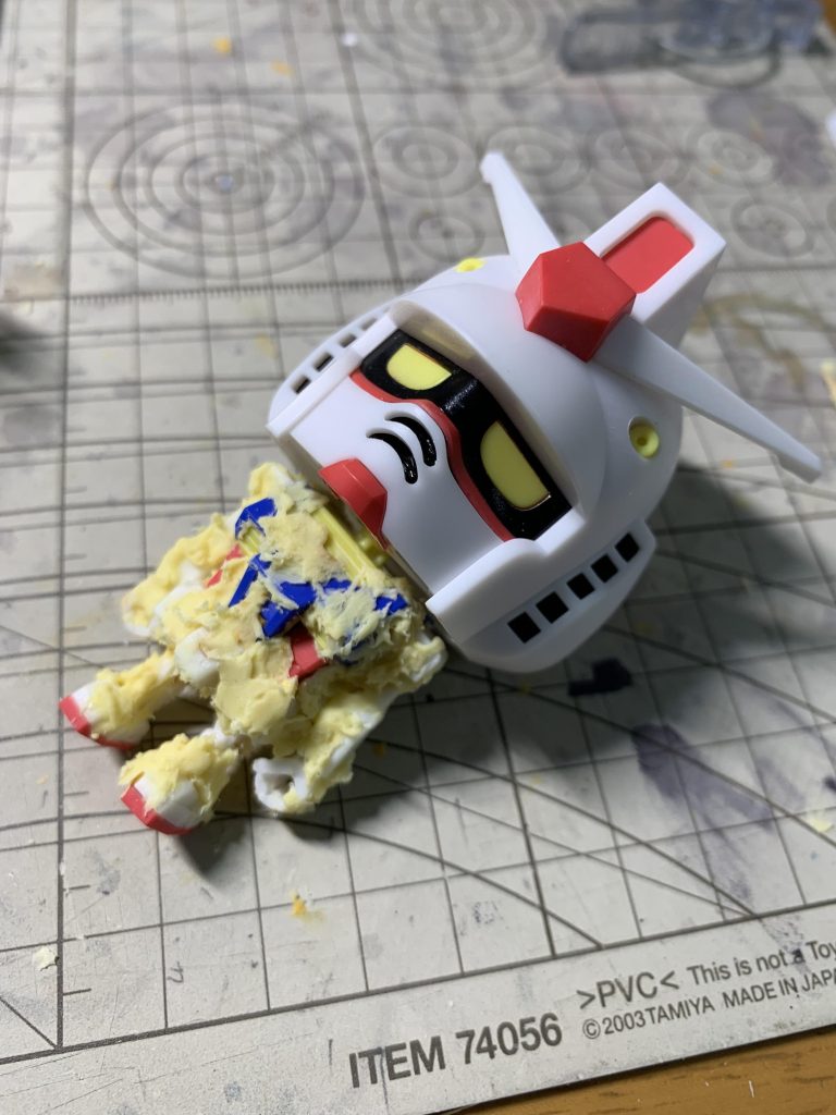 コミカルな感じを出すために素組み揚げの方は頭部には衣を付けなかったのですが、なんか生きたまま天ぷらにされたようでグロいという意見があったのでギャグマンガ感を出すために汗💧も加えました。