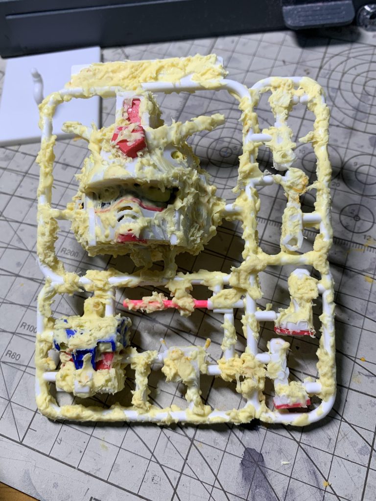 なかなか粘土がプラ表面に定着しなくて何度も剥がれたりしたので最終的に模型用ボンドを塗った上に付けていくとうまいことくっつきました。