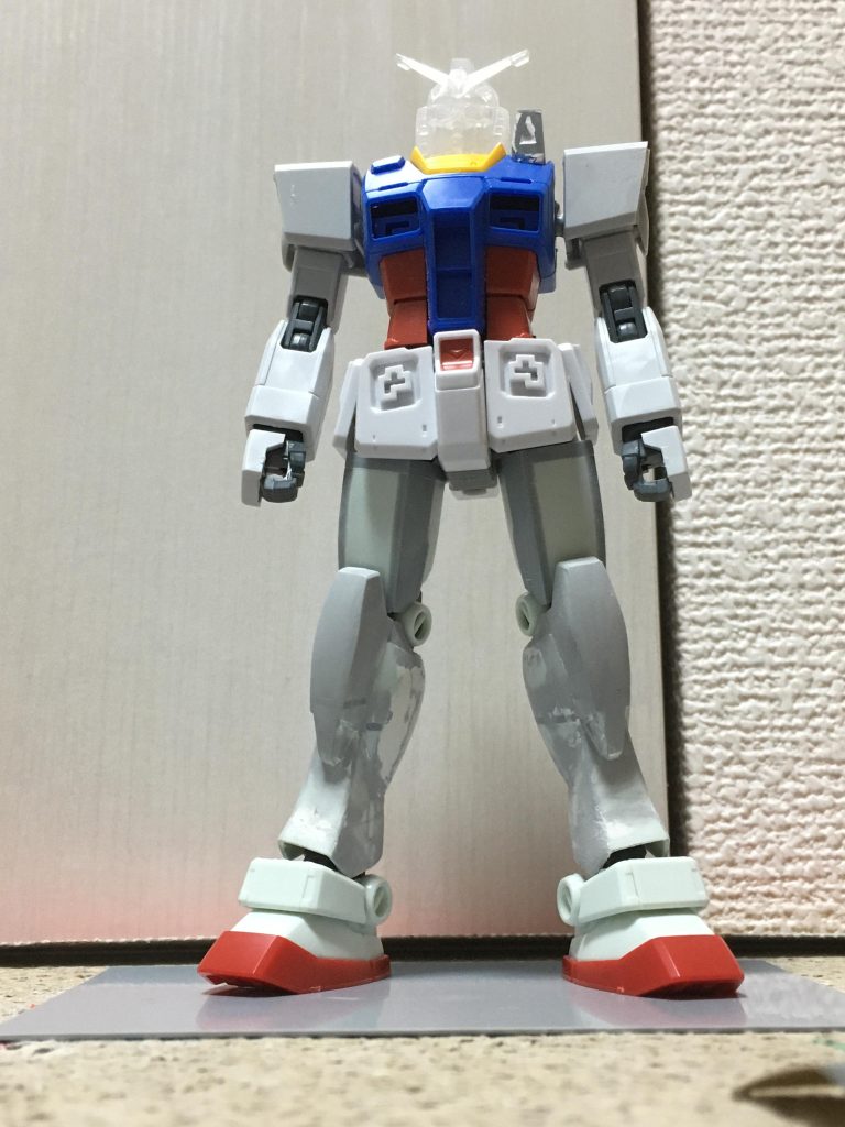 作業初期のころ。最初は、かつてガンダムベースでもらったモナカ状態のガンダムヘッドを頭に使用するつもりでした。
