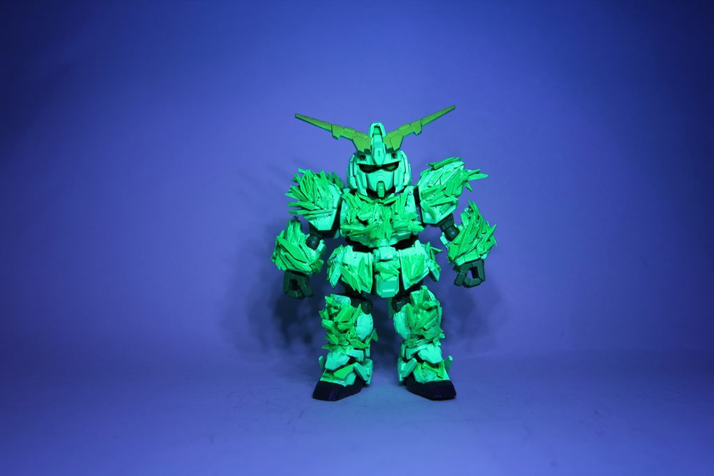 ブラックライトで光ります