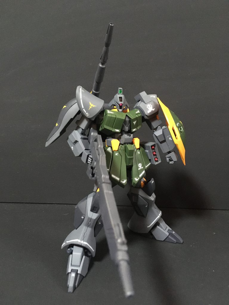 両腕はガルバルディ用、右肩はディジェに変更しています。武装はサザビーのスナイパーライフルを、盾はヤクトドーガ用を使用しています。