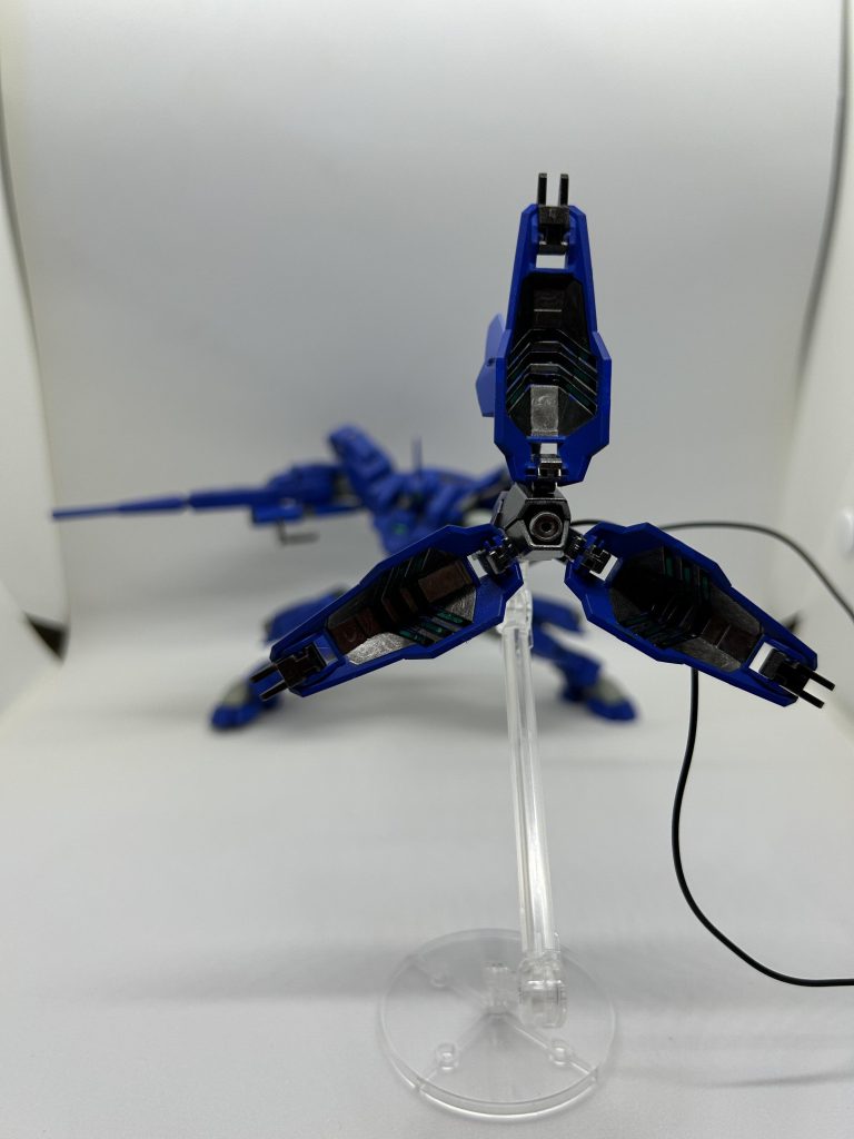 制作していて気づいたのですが、デミ系の機体って肘、膝関節が通常プラ同士のC字ジョイントなんですね。…すぐゆるゆるになりそうなので、やめて欲しいなぁ…