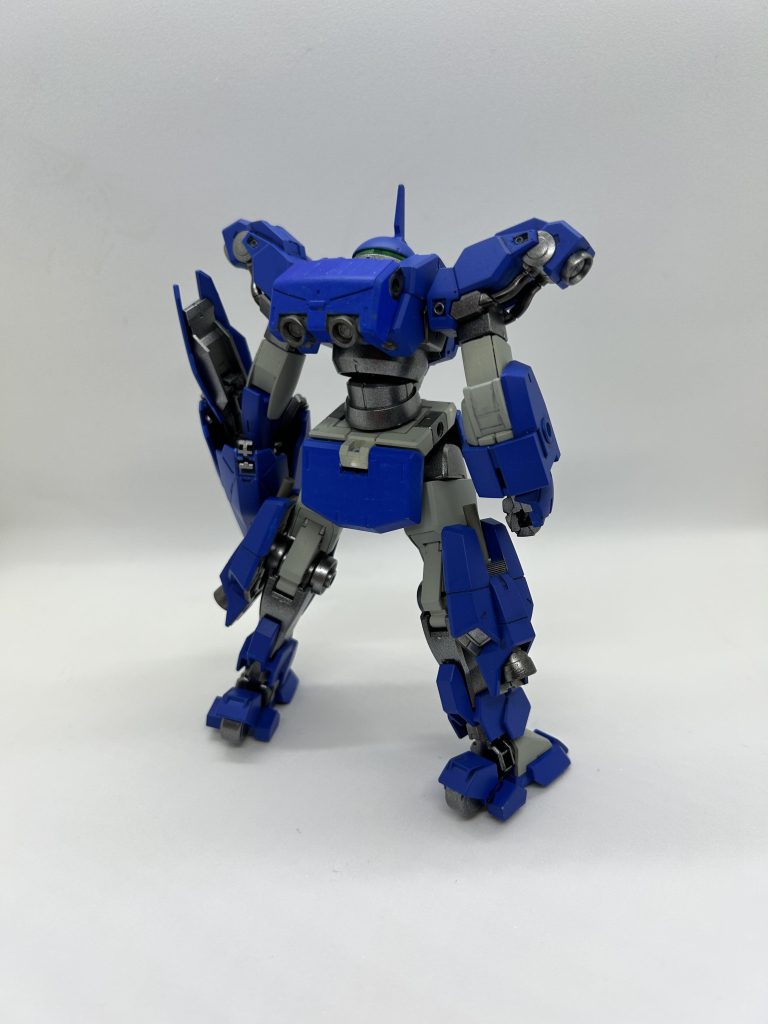 …以上、オラ設定でした。制作にあたっては、左肩の腕を接続する軸を短く切り飛ばして、ミカエリスの腕部が付くようにしたくらいで、特に改修などはしておりません。バックパックはデミトレーナーのものをそのまま使用。