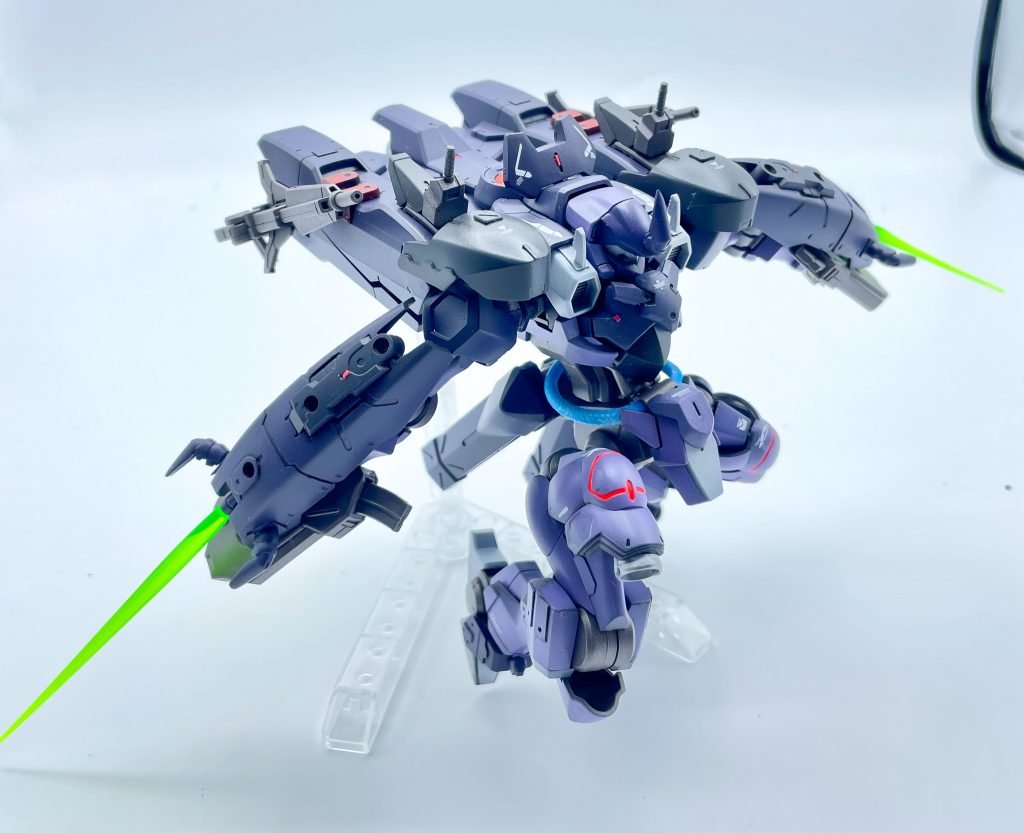 シールドにはビームサーベルも内蔵されており、近接戦闘も可能ではあるがあまり想定はされていない、という設定