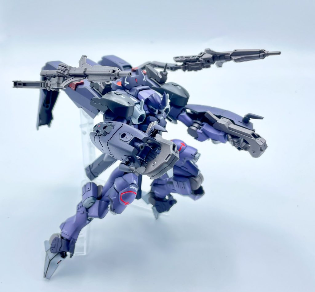 ブースター内にはサブアームがあり、戦闘時には展開する事で広い範囲への攻撃も可能